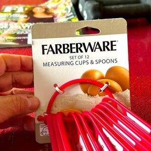 NWT Farberware set of 12 plastic measuring cups and spoons